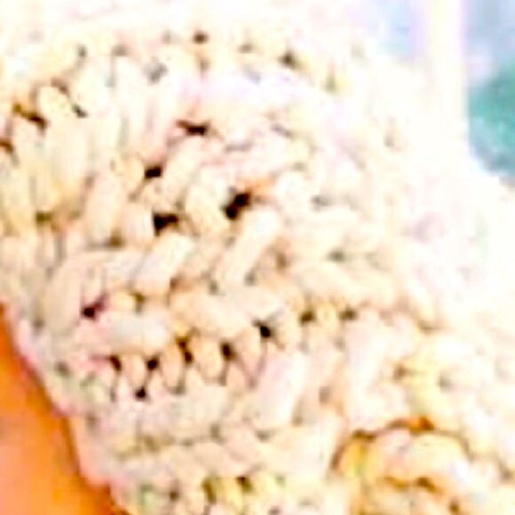 NWOT Urban Outfitters Ecote Mammoth Beanie in Ivory - Picture 9 of 9